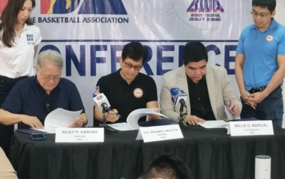<p>PBA chairperson Ricky Vargas, DILG Secretary Benjamin Abalos Jr. and PBA commissioner Willie Marcial (from left) during the signing of a memorandum of agreement for the anti-illegal drugs campaign held at Smart Araneta Coliseum on Sunday (April 16, 2023). <em>(PNA photo by Christopher Lloyd T. Caliwan) </em></p>