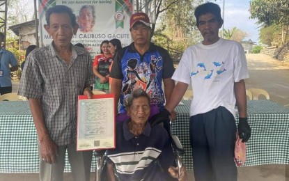 <p><strong>FREE BIRTH CERTIFICATE</strong>. Bernabe Gacute (seated), 101-year-old resident of Ilocos Sur province, together with his children, receives his birth certificate for the first time. He got it through the Birth Registration Assistance Project of the Philippine Statistics Authority which aims to increase birth registration in the marginalized sectors of society. <em>(Photo courtesy of PSA Ilocos Region)</em></p>