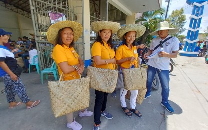 <p><strong>NO TO PLASTIC.</strong> Local officials in Oras, Eastern Samar display their "bayong" as they distribute 4,000 alternative bags to their constituents in this undated photo. The distribution of the alternative bag is in preparation for the implementation of an ordinance banning the use of plastic from Thursday to Sunday of each week. <em>(Photo courtesy of Visit Eastern Samar)</em></p>