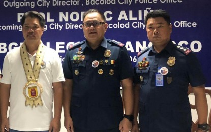 <p><strong>NEW POLICE CHIEF</strong>. Bacolod City Mayor Alfredo Alfredo Benitez (left) with Col. Noel Aliño (center), newly installed acting city director of the Bacolod City Police Office, and Col. Leo Pamittan, provincial director of Negros Occidental Police Provincial Office pose during the turnover of command held at the city police headquarters on Tuesday afternoon (April 18, 2023). Aliño succeeded Col. Thomas Joseph Martir as BCPO chief. <em>(Photo courtesy of Glazyl Masculino-Jopson)</em></p>