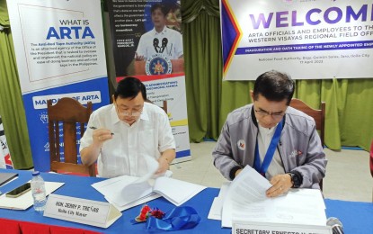 <p><strong>SEALED</strong>. Iloilo City Mayor Jerry P. Treñas (left) and Anti-Red Tape Authority (ARTA) Director-General Secretary Ernesto V. Perez sign a memorandum of agreement for the full and continued implementation of the integrated Business Process Licensing System and related programs sanctioned by the office in Iloilo City on Monday (April 17, 2023). The agreement signing was one of the highlights during the opening of the ARTA’s first regional field office in the Visayas on the 3rd floor of the National Food Authority building in Jaro District. <em>(PNA photo by PGLena)</em></p>