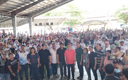 <p><strong>FINANCIAL AID</strong>. Officials pose with beneficiaries of financial aid from the national government given through the Department of Social Welfare and Development in Umingan, Pangasinan on Tuesday (April 18, 2023). The beneficiaries were persons with disabilities who each received PHP3,000 cash assistance. <em>(PNA photo by Hilda Austria)</em></p>