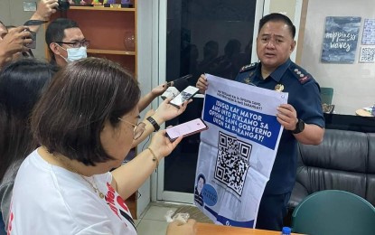 <p><strong>POLICE RESPONSE</strong>. Col. Noel Aliño, acting city director of Bacolod City Police Office, shows the QR (quick response) code for the “Isugid kay Mayor” online complaints desk to reporters during his visit to the Government Center on Wednesday (April 19, 2023). The BCPO has partnered with the Public Information Office to provide an immediate response to complaints related to crimes and other police matters. <em>(Photo courtesy of Bacolod City PIO)</em></p>