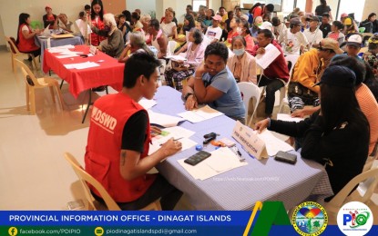 233 Dinagat residents get P700-K cash aid from DSWD