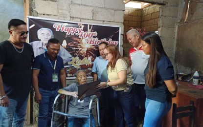 <p><strong>CASH GIFT.</strong> Centenarian Felisa Verzano of Valencia of Negros Oriental on Tuesday (April 18, 2023) receives a check amounting to PHP100,000 from the provincial government on her 100th birthday. Five centenarians were given the cash gift and certificate of appreciation this week to honor them.<em> (Photo courtesy of the Capitol PIO)</em></p>