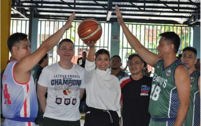<p><strong>SPORTSFEST</strong>. Three-time Councilor Mayen Juico prepares to make the ceremonial toss during the opening of the ERJHS Alumni Sportsfest 2023 at the Barangay N. S. Amoranto covered court in Quezon City on April 11, 2023. With her are PBA coach Bonnie Tan of NorthPort Batang Pier, Barangay N.S. Amoranto chairman Ato de Guzman and players. <em>(Contributed photo)</em></p>