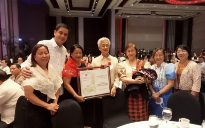 <p><strong>AWARD.</strong> The Philippine Charity Sweepstakes Office officials, lead by chairman Junie E. Cua (center), received the Philippine Red Cross' (PRC) Doña Aurora Aragon Award during the PRC's 33rd Biennial Convention held in Manila on Tuesday (April 17, 2023). The PRC said the award is due to his "outstanding contribution to the efforts of the Quirino Chapter that is instrumental in the delivery of life-saving services in communities deeply affected by disaster and other emergencies." <em>(Photo courtesy of PCSO)</em></p>