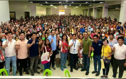 <p><strong>FINANCIAL ASSISTANCE</strong>. Senator Imee Marcos (middle) and other officials pose with the 1,000 beneficiaries of the Assistance to Individuals in Crisis Situations (AICS) of the Department of Social Welfare and Development (DSWD) in Urdaneta City on Thursday (April 20, 2023). Each of the recipients received PHP3,000. <em>(Photo by Senator Imee Marcos' Facebook page)</em></p>