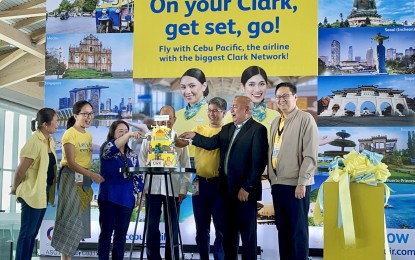 <p><strong>FLIGHTS RELAUNCH.</strong></p>
<p>(From left) Clark Development Corporation vice president Noelle Mina Meneses, Cebu Pacific marketing head Candice Iyog, Bases Conversion and Development Authority (BCDA) president and chief executive officer Aileen Zosa, BCDA chair Delfin Lorenzana, CEB president and chief commercial officer Xander Lao, Department of Tourism Undersecretary Ferdinand Jumapao and LIPAD president and chief executive officer Noel Manankil lead the ceremonial cake cutting for the resumption of flights from Clark International Airport to Bangkok and Bacolod, Boracay and Davao on Friday (April 21, 2023). <em>(Photo by Marna Del Rosario)</em></p>