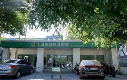 <p>Land Bank of the Philippines, Elliptical Road, Quezon City <em>(PNA photo by Joan Bondoc)</em></p>