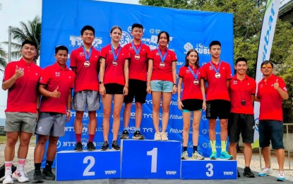 <p><strong>SWEEP</strong>. Hong Kong's Nok Hei Wong (5th from left) and Lai Ki Nicole Man (5th from right) were crowned Youth (13-15 years old) champions in the 30th Subic Bay International Triathlon at the SBMA Boardwalk in Subic, Zambales on April 22, 2023. The top three finishers in the boys' and girls' divisions are members of the national youth team.<em> (PNA photo by Jean Malanum)</em></p>