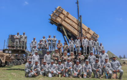 <p>960th Air and Missile Defense Group personnel pose with the 38th Air Defense Artillery Brigade, US Army and their missile launcher. <em>(Photo courtesy of PAF)</em></p>
