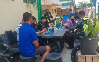 <p><strong>PACIFIED.</strong> The police interviews Gerardo Paquiz, the suspect in a hostage-taking at a dental clinic in Mangatarem, Pangasinan on Saturday (April 22, 2023). The suspect held a lady dentist at knifepoint for about 20 minutes before she was rescued. <em>(Photo courtesy of Mangatarem Police Station)</em></p>