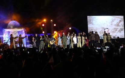 <p><strong>NIGHT OF MUSIC.</strong> Performers at the first "Konsyerto sa Palasyo: Awit ng Magiting" (Concert at the Palace: Songs of the Brave) serenade the crowd, led by President Ferdinand R. Marcos Jr. and First Lady Liza Araneta-Marcos, at Malacañang grounds in Manila on Saturday night (April 22, 2023). It was a tribute to and a gift for the members of the Armed Forces of the Philippines and their families. <em>(PNA photo by Alfred Frias)</em></p>