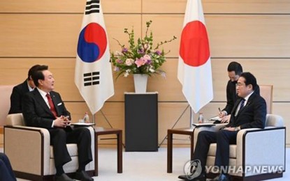 <p>File photo shows South Korean President Yoon Suk Yeol (L) and Japanese Prime Minister Fumio Kishida holding talks in Tokyo on March 16, 2023. <em>(Yonhap)</em></p>