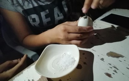 <p><strong>FERTILIZED EGG</strong>. "Balut" or fertilized egg is a regular attraction for tourists and locals in Negros Oriental. With the cases of Avian Influenza reported in many parts of the country, the provincial government has implemented new guidelines on the shipment and distribution+ of "balut" in the province. <em>(PNA file photo by JFP)</em></p>
