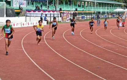 <p><strong>TAKING A BREAK.</strong> Runners competing in the Eastern Visayas Regional Athletic Association Meet at the Leyte Sports Development Center in Tacloban City on Monday (April 24, 2023). Extreme heat prompted the Department of Education (DepEd) to hold outdoor games of the Eastern Visayas Regional Athletic Association Meet early morning and late afternoon. (<em>PNA photo by Roel Amazona)</em></p>