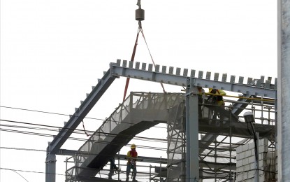<p><strong>BEAM INSTALLATION</strong>. Workers install a beam in the ongoing construction of the LRT-1 Cavite Extension project along Roxas Boulevard in Parañaque City on April 24, 2023. Several parts of Roxas Boulevard will be closed to traffic beginning Saturday (April 29) to make way for the construction of the Light Rail Transit Line 1 Cavite Extension Project. <em>(PNA photo by Avito Dalan)</em></p>