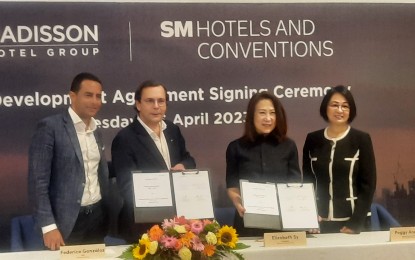 <p><strong>DEV’T AGREEMENT</strong>. Radisson Hotel Group and SM Hotels and Conventions Corp. (SMHCC) executives sign a master development agreement to reach 20 Park Inn by Radisson hotels in the Philippines by 2028, at Park Inn by Radisson in Quezon City on Wednesday (April 26, 2023). Signing the agreement were (from left) Radisson Hotel Group chief development officer for Asia Pacific Ramzy Fenianos and chief executive officer Federico Gonzáles, and SMHCC's chair and president Elizabeth Sy and executive vice president Peggy Angeles. <em>(PNA photo by Kris M. Crismundo)</em></p>