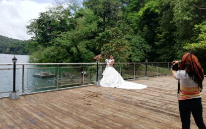 <p><strong>TOURISM SITE</strong>. A pre-nuptial photo shoot at the Bulusan Volcano Natural Park in Bulusan town, Sorsogon province. The Sangguniang Panlalawigan of Sorsogon has passed a resolution in March urging telecommunications companies, particularly Smart and Globe, to upgrade their signal and install additional cellular sites to improve connectivity within the major tourism sites in the province. <em>(Photo by Connie Calipay)</em></p>