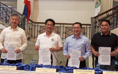 <p><strong>LOAN AGREEMENT.</strong> Bacolod City Mayor Alfredo Abelardo Benitez (2<span style="font-size: xx-small;">nd </span>from left) and Development Bank of the Philippines president and chief executive officer Michael de Jesus (left) show the signed P4.441-billion loan agreement in rites held at the Bacolod Government Center lobby on Thursday afternoon (April 27, 2023). Witnessing the signing ceremony were Lone District Greg Gasataya (right) and DBP Director Roberto Antonio (2<sup>nd</sup> from right). <em>(Photo by Nanette L. Guadalquiver)</em></p>
<p> </p>
<p> </p>