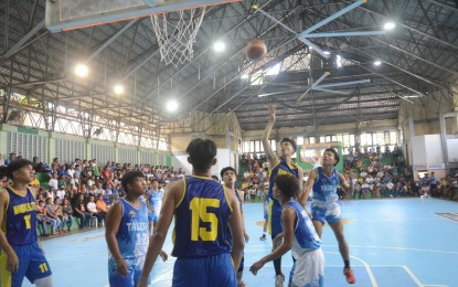 <p><strong>ATHLETIC MEET</strong>. Basketball players from Mandaue City and Talisay City at the Carcar City Sports Center. As of 5 p.m. Thursday (April 27, 2023), Cebu City topped the partial official medal tally in the Central Visayas Regional Athletic Association (CVRAA) 2023 Meet, bagging 14 gold, 13 silver, and 25 bronze medals. <em>(Photo courtesy of Carcar City PIO)</em></p>