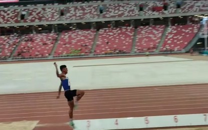 <p><strong>SILVER LEAP.</strong> Twenty-year-old John Mike Lera is in his best form at the 83rd Singapore Open Track and Field Championship on Wednesday (April 26, 2023). His performance earned him a silver medal in the men's long jump category. <em>(Video screengrab courtesy of Djundi Biñas)</em></p>
<!--/data/user/0/com.samsung.android.app.notes/files/clipdata/clipdata_bodytext_230427_152812_342.sdocx-->