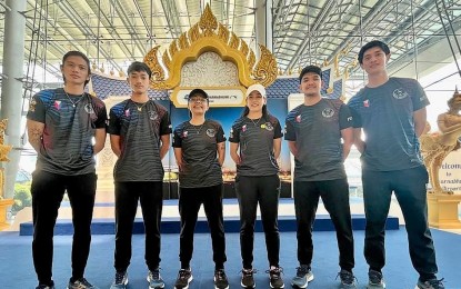 <p><strong>TEAM PHILIPPINES</strong>. A group photo of squash players (L-R) Robert Andrew Garcia, Mel John Arebado, Yvonne Alyssa Dalida, Jemyca Aribado, David William Peliño and Reymark Begornia upon arrival in Bangkok, Thailand on April 27, 2023. They will compete in the 83rd Chiengmai Jumbo Doubles Cup. <em>(Contributed photo)</em></p>