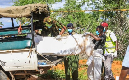 <p><strong>KENYA CULT</strong>. Officials carry a dead body of a person who died in Kenya's starvation cult near the Good News International Church in Malindi town of Kilifi, Kenya on April 23, 2023. At least 95 have reportedly died from starvation. <em>(Anadolu)</em></p>
