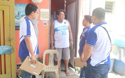 <p><strong>ULTIMATUM.</strong> Social Security System (SSS) workers talk to a representative of a business company as they serve the final order for the employer's non-payment of deficient contributions in the City of Ilagan, Isabela on Friday (April 28, 2023). Eleven employers who owe the SSS a total of PHP1.8-million delinquent contributions were visited and given a letter of ultimatum in the city.<em> (Photo by Villamor Visaya Jr.)</em><br /><br /></p>
