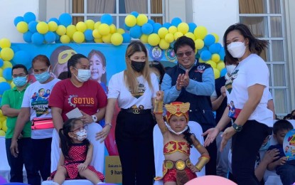 <p><strong>IMMUNIZATION</strong>. Department of Health-Western Visayas Regional Director Adriano Suba-an (standing, 2nd from right) applauds the children who got immunized during the regional launching of the Measles-Rubella  and bivalent Oral Polio Vaccine  Supplemental Immunization Activity at the Bacolod Government Center grounds on Friday (April 28, 2023). Set from May 1 to 31, the “Chikiting Ligtas Sa Dagdag Bakuna Kontra Polio, Rubella at Tigdas” campaign seeks to prevent outbreaks of vaccine-preventable diseases and the continuous rise of measles in the country.<em> (Photo courtesy of Bacolod City PIO)</em></p>