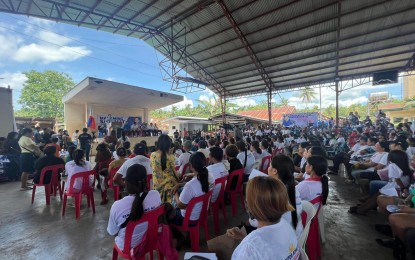 <p><strong>FINANCIAL AID.</strong> Low-income earners in Barangay Miranda in the Island City of Samal listen to Senator Christopher Lawrence Go in his speech during the distribution of financial assistance on Friday (April 28, 2023). Go witnessed the distribution of PHP3,000 each to some 500 needy residents in the barangay by the Department of Social Welfare and Development in the Davao Region. <em>(PNA photo by Che Palicte)</em></p>