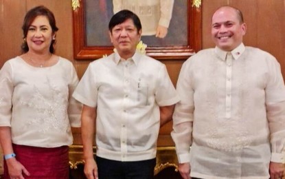 <p><strong>NEW SRA CHIEF</strong>. President Ferdinand R. Marcos Jr. (center), with now Sugar Regulatory Administration acting administrator and chief executive officer Pablo Luis Azcona (right) and Ma. Mitzi Mangwag, the board member for sugar millers, after their oath-taking as SRA board members in Malacañang in August 2022. Azcona, who previously represented the sugar planters, has been appointed to the top SRA post on April 20, 2023, the Presidential Communications Office announced on Friday (April 28, 2023). <em>(Contributed file photo)</em></p>