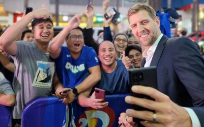 <p><strong>SUPERSTAR.</strong> Filipino fans have the time of their lives with a close interaction with retired National Basketball Association legend Dirk Nowitzki outside the Smart Araneta Coliseum in Quezon City on Saturday (April 29, 2023). The FIBA World Cup ambassador graced the draw for the group stages.<em> (Courtesy of Fiba)</em></p>