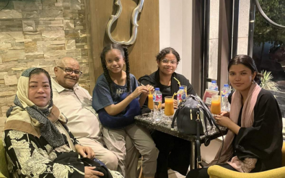 <p><strong>REUNITED</strong>. UAE-based Sudanese Hassan I. Ali Hamed reunited with his Filipina wife, Evelyn Ali Hamid in a hotel in Cairo, Egypt on Sunday (April 30). Evelyn and her three daughters escaped war-torn Sudan with the help of the Philippine government. <em>(Photo courtesy of DMW Secretary Susan Ople)</em></p>