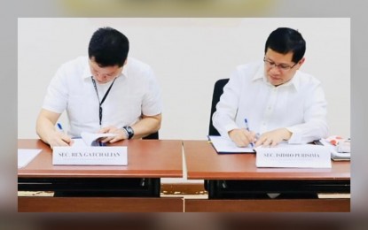 <p><strong>SOCIO-ECONOMIC PROGRAM.</strong> DSWD Secretary Rex Gatchalian (left) and acting Presidential Adviser for Peace, Reconciliation and Unity Secretary Isidro Purisima sign an agreement on Tuesday (May 2, 2023). The agreement is for the transfer of PHP396 million funds for the implementation of socio-economic programs for the normalization of former Moro Islamic Liberation Front members. <em>(Photo courtesy of DSWD)</em></p>