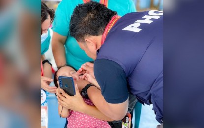 <p><strong>IMMUNIZATION</strong>. Antique Integrated Provincial Health Officer Dr. Leoncio Abiera Jr. administers Oral Polio Vaccine (OPV) during the provincial launching of the "Chikiting Ligtas" or the Measleas-Rubbella and Oral Polio Vaccine Supplemental Immunization Activity in the Municipality of Bugasong on Tuesday. The monthlong measles-rubella (MR) and oral polio vaccine (OPV) supplemental immunization activity (MR OPV SIA) targets over 120,000 children aged zero to 59 months old in Antique. (<em>PNA photo courtesy of Antique IPHO</em>)</p>
<p><span class="x4k7w5x x1h91t0o x1h9r5lt x1jfb8zj xv2umb2 x1beo9mf xaigb6o x12ejxvf x3igimt xarpa2k xedcshv x1lytzrv x1t2pt76 x7ja8zs x1qrby5j"> </span></p>