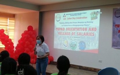 <p><strong>ORIENTATION</strong>. Department of Labor and Employment Antique Provincial Office Director Ma. Cecilia Acebuque orients beneficiaries of the Tulong Panghanapbuhay para sa Ating Disadvantaged/Displaced (TUPAD) workers on Monday. The program benefits 280 recipients from three municipalities of Antique. (<em>PNA photo by Annabel Consuelo J. Petinglay</em>)</p>