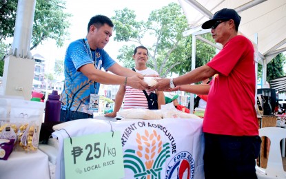 <p><strong>KADIWA NG PANGULO</strong>. In celebration of Labor Day, the Department of Labor and Employment in Region 11 organizes the 'Kadiwa ng Pangulo Para sa Mangagawa' from May 1-2, 2023 at the Rizal Park in Davao City. The event showcases agricultural produce, one of which is the PHP25-kilo rice sold by 25 farmer-exhibitors invited by the National Food Authority. <em>(PNA photo by Robinson Niñal Jr.)</em></p>