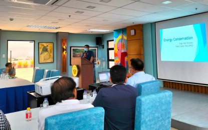 <p><strong>CUTTING POWER USE</strong>. City Environment and Natural Resources Officer Neil Ravena (behind the podium) presents the energy-saving measures to be implemented in the city during their executive meeting at the Iloilo City Hall on Tuesday (May 2, 2023). Iloilo City Mayor Jerry P. Treñas released Executive Order 49 on Wednesday (May 3, 2023) containing the guidelines that will cover the offices of the city hall, villages, barangay facilities, schools, and local police offices and stations. <em>(PNA photo by PGLena)</em></p>