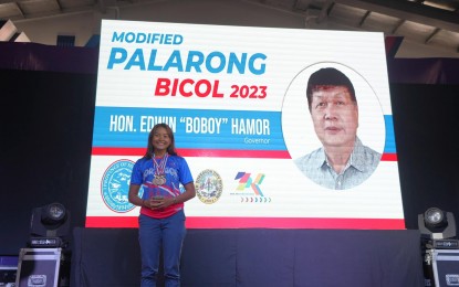 <p><strong>BEMEDALLED ATHLETE</strong>. Beatrice Maria Naz Mabalay, who won five gold medals during the recently concluded "Palarong Bicol" receives a total of PHP50,000 cash reward from Sorsogon Governor Jose Edwin "Boboy" Hamor on Tuesday (May 2, 2023). Aside from giving incentives to the winning athletes, Governor Hamor also promised to support every Sorsogon athlete in their preparation for the next games. <em>(Photo courtesy of Sorsogon PIO)</em></p>