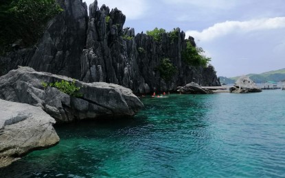 <p><strong>‘LITTLE PALAWAN’.</strong> The rock formations and clear seawater of Kandiwata Islet in Daram, Samar. The destination is being compared to Coron, Palawan. <em>(Photo courtesy of Daram Tourism Office)</em></p>
