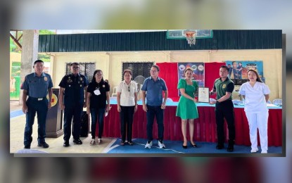 <p><strong>DRUG-CLEARED.</strong> The municipality of Basay in Negros Oriental is the first to be declared as drug-cleared. Philippine Drug Enforce Agency-Negros Oriental provincial head Elmer Ebona handed over a certificate to Basay Mayor Fatima Cañamaque for the accomplishment on Tuesday (May 2, 2023). <em>(Photo courtesy of the PDEA-Negros Oriental)</em></p>
