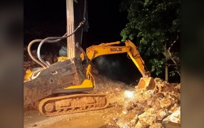 <p><strong>CLOSED.</strong> Clearing operation on Wednesday night (May 3, 2023) after a landslide incident in Binaloan village in Taft, Eastern Samar. The road section blocked by rain-induced landslides in Taft, Eastern Samar is now passable to all types of vehicles after hours of clearing operations, the Department of Public Works and Highways (DPWH) said on Thursday (May 4). <em>(Photo courtesy of DPWH)</em></p>