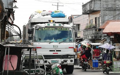 <p><strong>GARBAGE COLLECTION</strong>. A garbage truck collecting trash in Bacolod City in this undated photo. The city government, together with private garbage hauler IPM – Construction and Development Corp., will soon launch the use of a mobile application that will allow households and business establishments to book a garbage pick-up. <em>(PNA Bacolod file photo)</em></p>