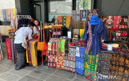 <p>Micro, small, and medium enterprises actors participate in an exhibition in the Batu Cermin Cave tourist destination in Labuan Bajo, East Nusa Tenggara on Friday (May 5, 2023). <em>(Maria Cicilia Galuh/Antara)</em> </p>