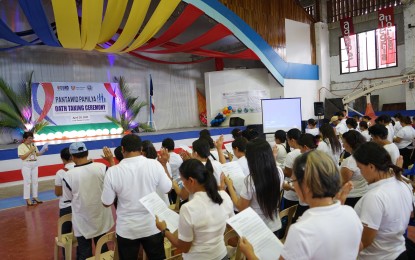 <p><strong>4Ps OATH.</strong> Department of Social Welfare and Development regional director Shalaine Marie Lucero administers the oath of commitment of some 4Ps beneficiaries from Loay, Bohol, in this undated photo. Lucero on Monday (May 8, 2023) said over 75,000 new beneficiaries were required to take their oath of commitment to ensure compliance with the conditions and cash grants are used for their children's education and family's health and nutrition. <em>(Photo courtesy of DSWD-7)</em></p>