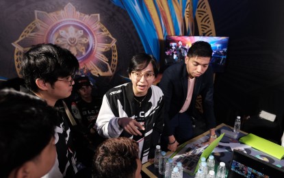 <p><strong>SWEEP VICTORY</strong>. Blacklist International captain Johnmar "OhMyV33nus" Villaluna huddles with his team before the start of a game during the grand finals of the MPL PH Season 11 at the SMX Convention Center in Pasay City on May 7, 2023. Blacklist absorbed a 0-4 loss to Echo. <em>(Photo courtesy of MPL PH)</em></p>