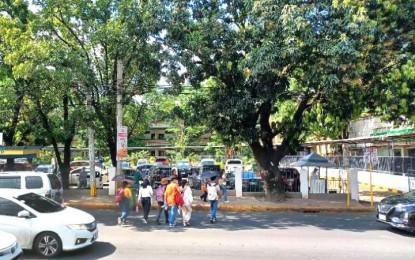 <p><strong>HOT WEATHER</strong>. Students cross the busy General Maxilom Avenue in Cebu City under the scorching heat of the sun on Tuesday (May 9, 2023). Department of Education (DepEd)-Central Visayas assistant regional director Fiel Almendra said school heads have the discretion to suspend classes if the area registers a high temperature but stressed the need for teachers to shift to alternative delivery modality. <em>(PNA photo by John Rey Saavedra)</em></p>