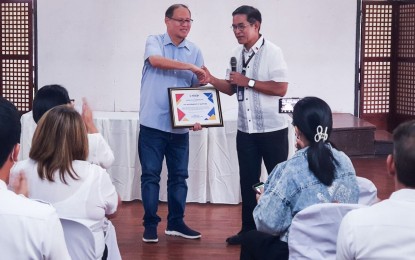 <p>Marikina Mayor Marcelino Teodoro (left) and ARTA Director General Ernesto Perez (right) <em>(File photo)</em></p>